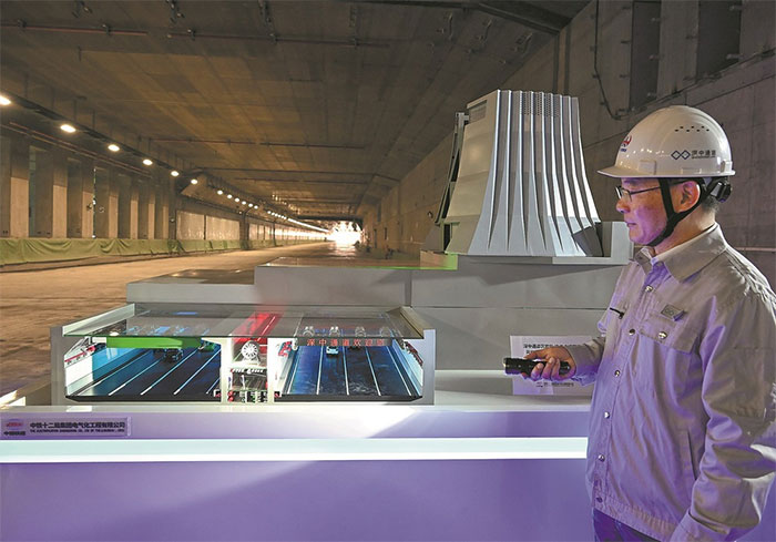 Công nhân giới thiệu kết cấu của đường hầm dưới nước dài 6,8km.