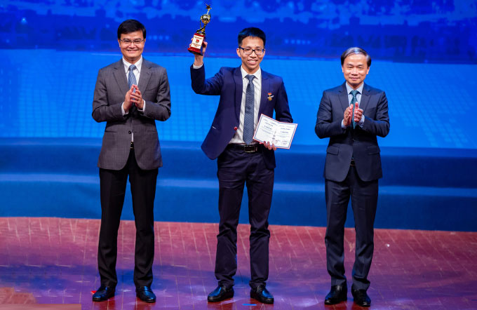 TS Lương Văn Thiện, trường ĐH Phenikaa, nhận giải thưởng Quả cầu Vàng 2022.
