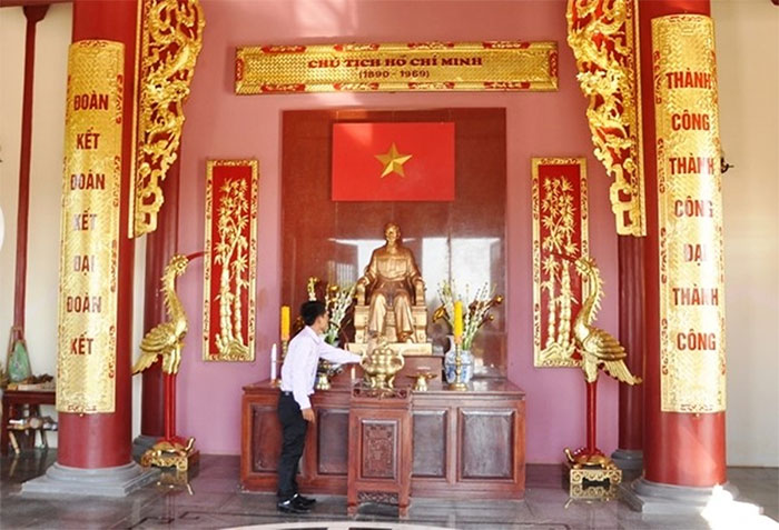 Gian thờ Chủ tịch Hồ Chí Minh bên trong khu lưu niệm tại bản Xiềng Vang, tỉnh Khamuane, Lào.