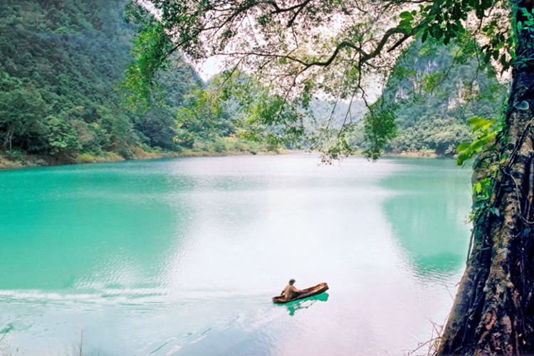 Hồ Thăng Hen thuộc quần thể Công viên địa chất Non Nước Cao Bằng.