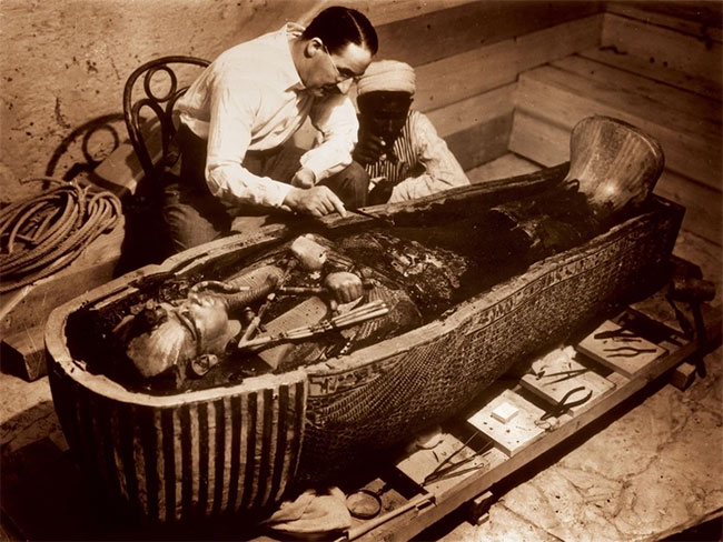  Nhà khoa học Howard Carter đang khai quật hài cốt của vị vua trẻ Tutankhamun