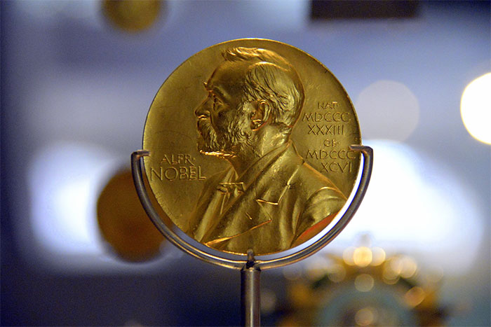  Huy chương Nobel được trao cho những nhà khoa học đoạt giải. 