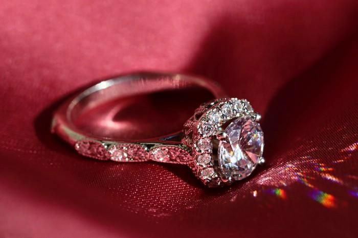 Người Mỹ đã dần quan niệm nhẫn kim cương là một yếu tố cần thiết trong lễ đính hôn.