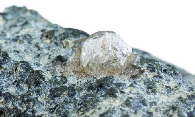  Kim cương thường nằm trong đá kimberlite. 