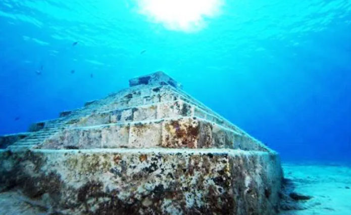 Một thợ lặn vô tình tìm thấy các khối đá tàn tích của kim tự tháp dưới đáy biển Nhật Bản.