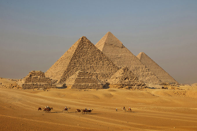 Quần thể kim tự tháp Giza của nền văn minh Ai Cập cổ đại.