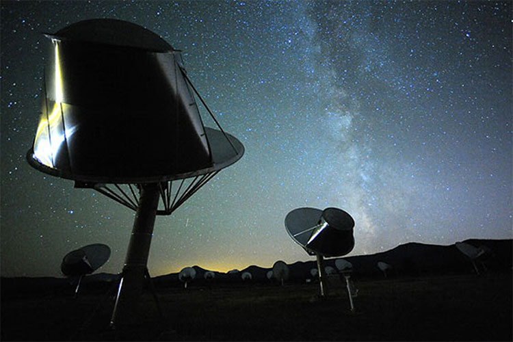 Hệ thống kính thiên văn Allen Telescope Array chuyên tìm kiếm các tín hiệu radio và laser ngoài Trái đất