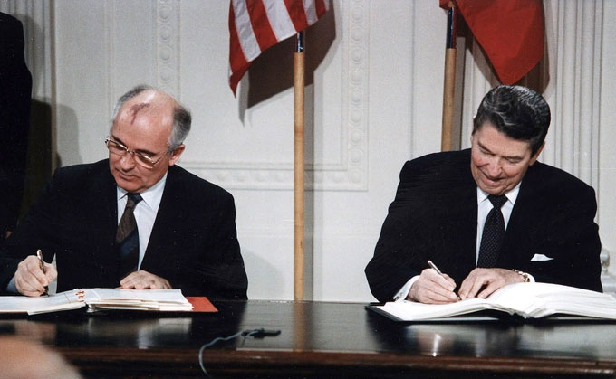 Mikhail Gorbachev (trái) và Ronald Reagan ký Hiệp ước về Lực lượng Hạt nhân Tầm trung
