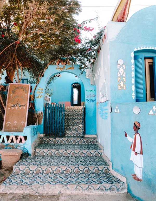 Người Nubian thường vẽ các hình thù đặc trưng của nền văn hóa Nubian trên tường nhà.