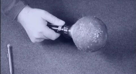 Khi người sử dụng kéo chốt trên của tay cầm lựu đạn, vỏ kim loại sẽ rơi ra và để lộ một quả cầu dính.