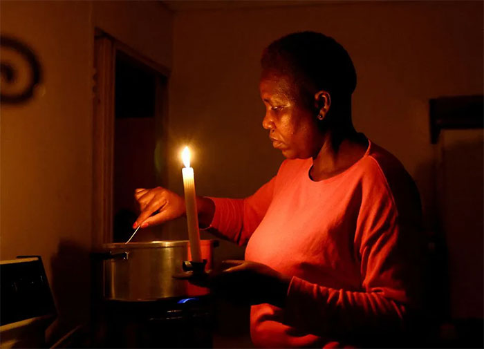  Maria Modiba nấu ăn dưới ánh nến do mất điện