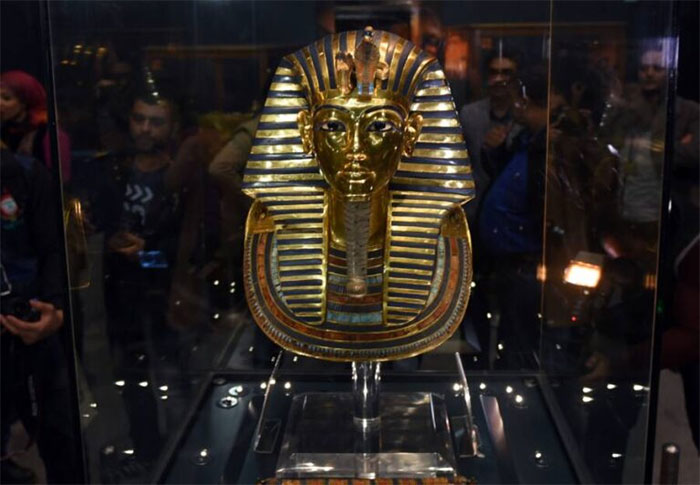  Mặt nạ mai táng bằng vàng của vua Tutankhamun. 
