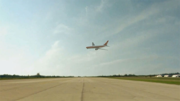 Lần đầu tiên một chiếc máy bay chở khách không động cơ phải lượn xuống đường băng