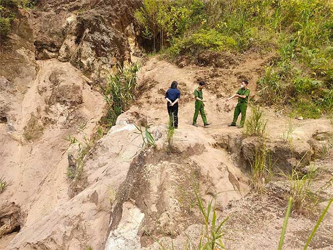  Cơ quan chức năng kiểm tra hiện trạng mỏ đất hiếm Đông Pao. 