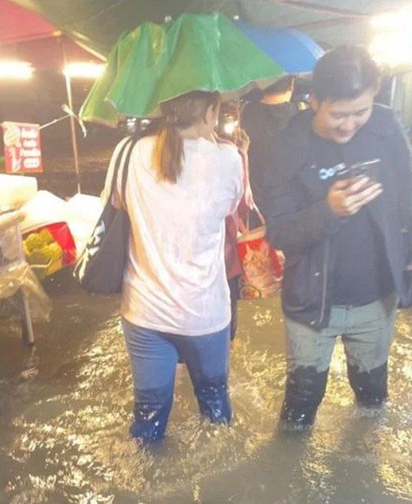  Mưa to ngập đường ở Bangkok (Thái Lan) vào tối 26/9. 