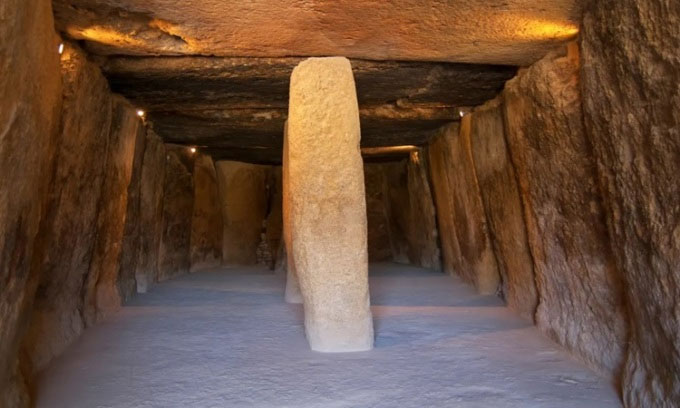 Ngôi mộ Menga được xây từ nhiều khối đá lớn.