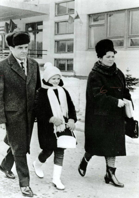 Vladimir Komarov cùng vợ Valentina và con gái Irina vào năm 1967