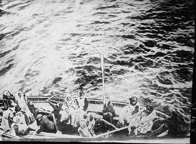 Những người sống sót sau xác tàu Titanic chuẩn bị lên tàu RMS Carpathia.