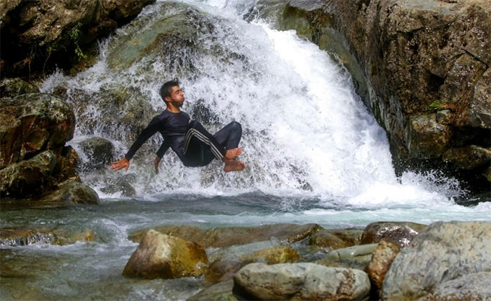 Người đàn ông nhảy xuống suối để tránh nóng ở ngoại ô Srinagar, Ấn Độ, ngày 5/7.