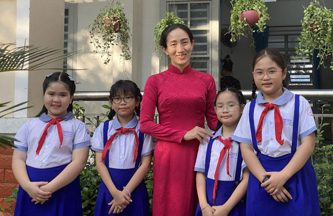 Nhóm học sinh Trường Tiểu học Nguyễn Thái Học cùng cô giáo hướng dẫn.