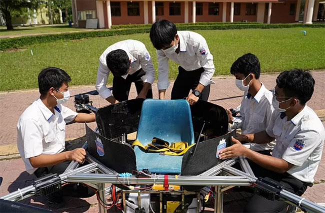  Nhóm sinh viên Campuchia cùng thiết bị bay do họ chế tạo. 