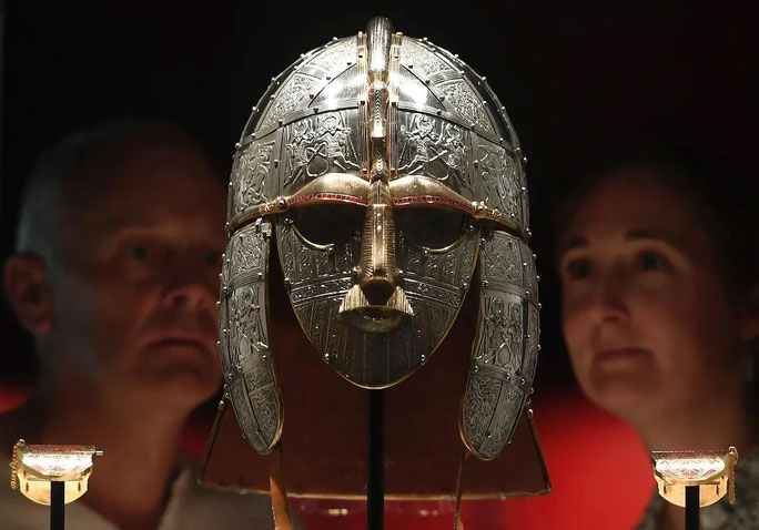  Nón sắt của một chiến binh Anglo-Saxon được trưng bày trong bảo tàng. 