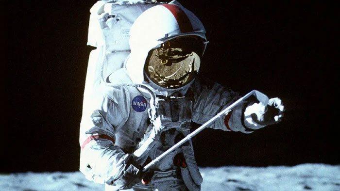  Con người đã lấy được hơn 380kg đất từ Mặt trăng và mang về Trái đất.