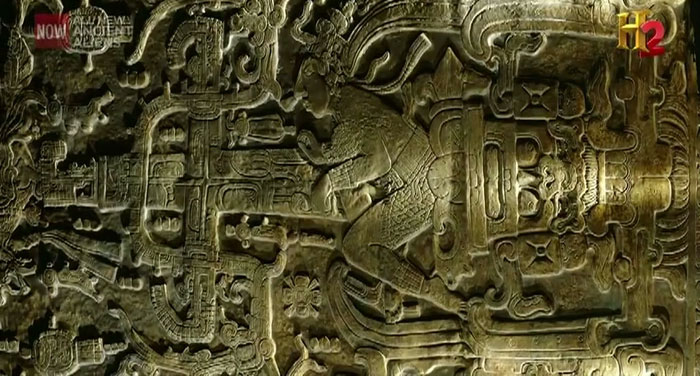 Phiến đá khắc hình người trong đống đổ nát của một ngôi đền của người Maya.