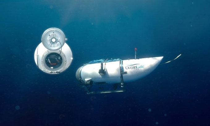 Khoang chở người của tàu lặn Deepsea Challenger (trái) và tàu lặn Titan (phải).