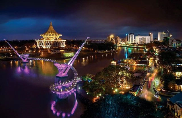Thành phố Kuching khi đêm xuống.
