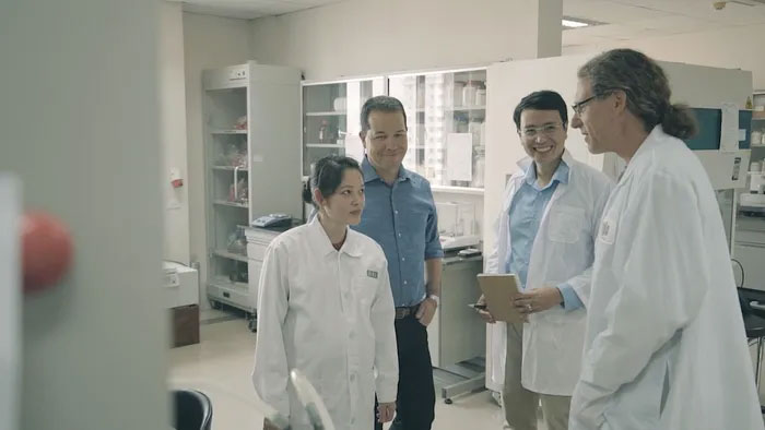Tiến sĩ Bùi Thanh Duyên tại phòng lab giải mã gene Genetica.