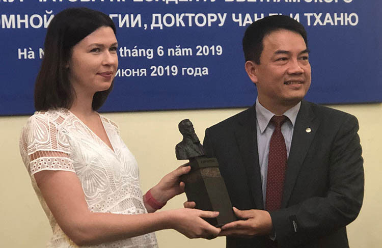 Bà Anna Zykova, đại diện của ROSATOM Đông Nam Á trao bức tượng cho TS Trần Chí Thành.