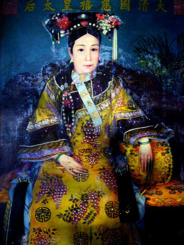 Tranh Từ Hy Thái hậu do một họa sỹ cung đình vẽ không rõ năm.