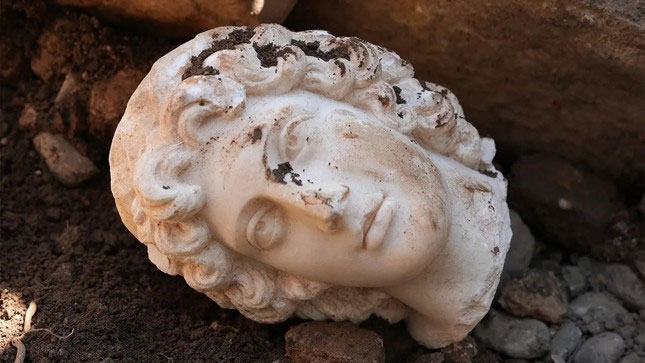 Một bức tượng bán thân bằng đá cẩm thạch trắng của Alexander Đại đế