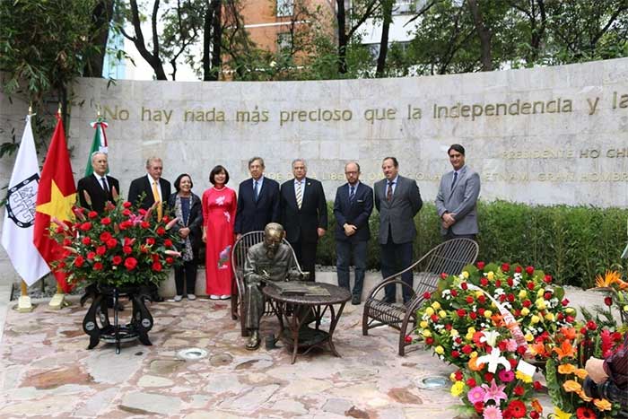 Tượng đài Chủ tịch Hồ Chí Minh trong Công viên Tự do các Dân tộc ở Mexico