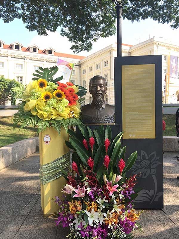 Bia tưởng niệm chủ tịch Hồ Chí Minh tại khuôn viên Bảo tàng Văn minh châu Á.