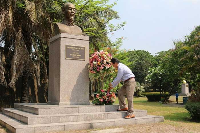 Tượng đài Chủ tịch Hồ Chí Minh trong Công viên ASEAN, Manila, Philippines