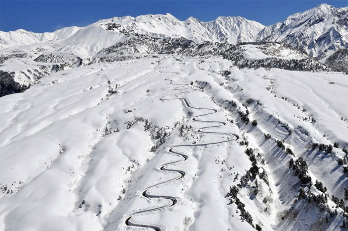 Nhìn từ trực thăng, tuyến đường Tateyama Kurobe Alpine vẽ nên một đường cong rất đẹp