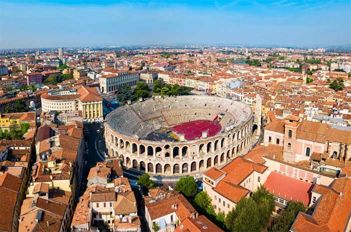 Verona Arena là một nhà hát vòng tròn La Mã ở Piazza Bra.