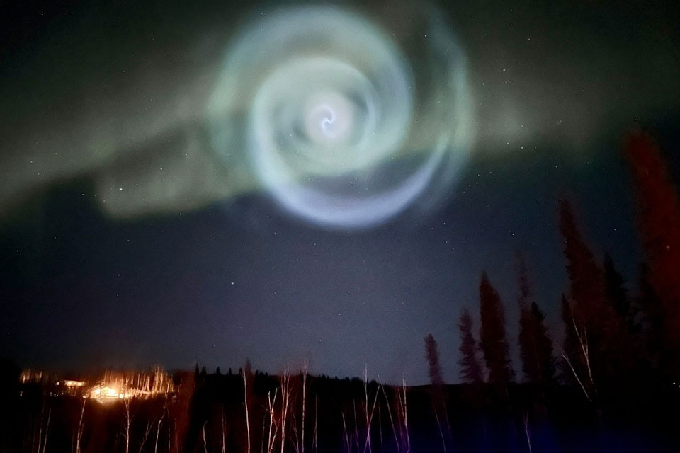 Một hình xoắn ốc màu xanh nhạt xuất hiện giữa cực quang trong vài phút trên bầu trời Alaska.