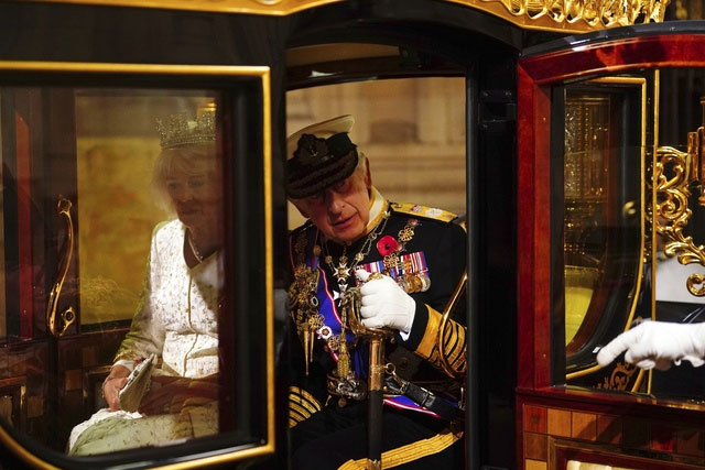 Vua Charles III cùng Hoàng hậu Camilla đến quốc hội hôm 7/11.