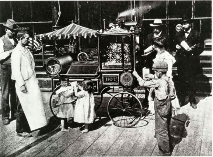 Những chiếc xe bán bắp rang bơ xuất hiện từ đầu thế kỷ 19 tại châu Mỹ.