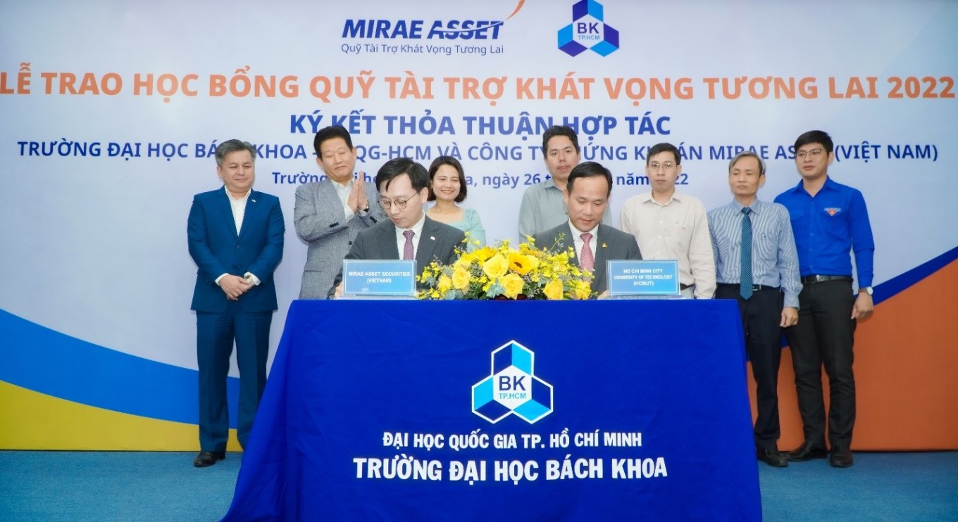 Công ty Chứng khoán Mirae Asset ký kết thỏa thuận hợp tác cùng trường Đại học Bách Khoa TP HCM. Ảnh: Mirae Asset