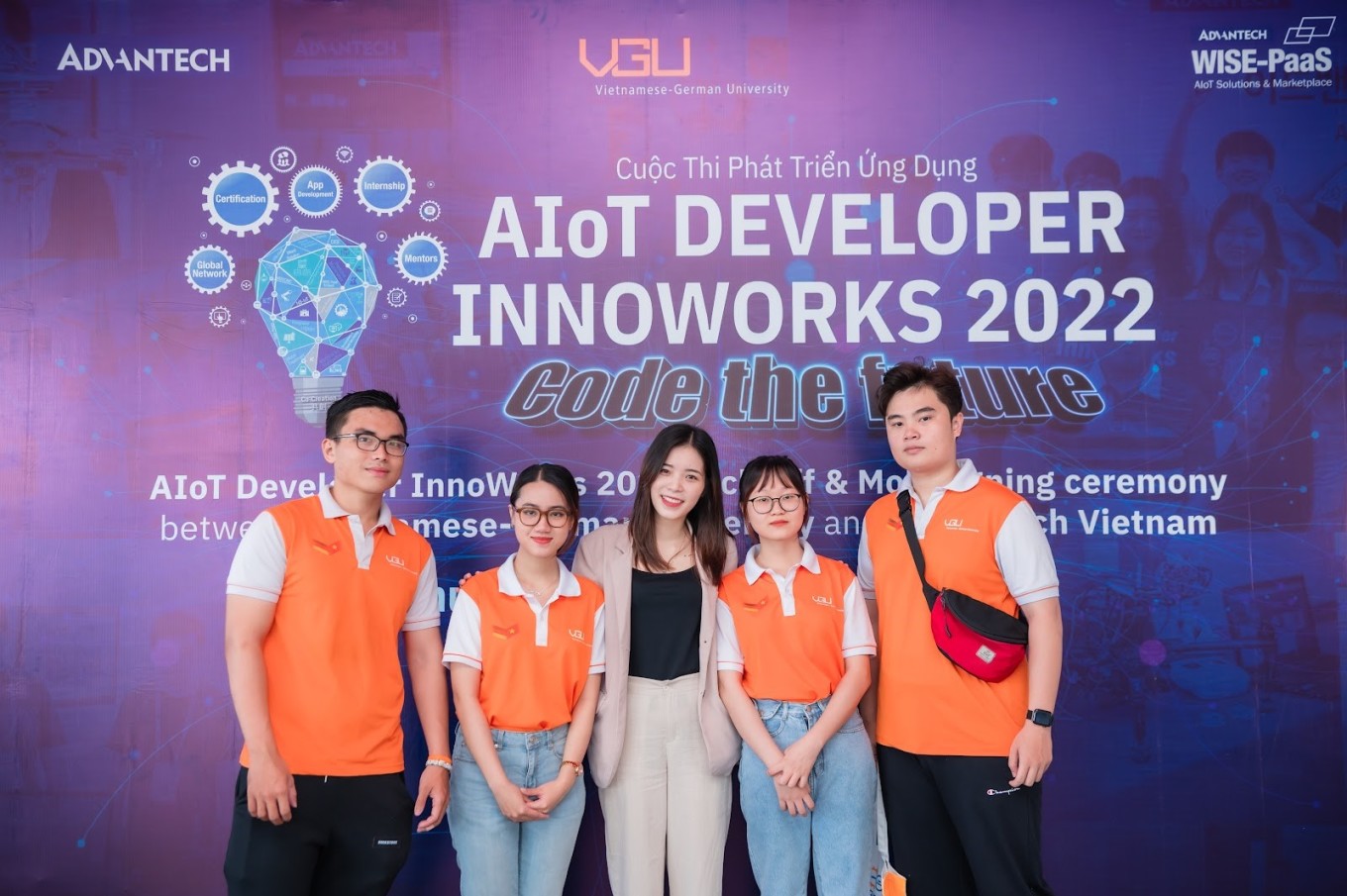 Sinh viên nhiều trường đại học chụp ảnh tại cuộc thi Phát triển ứng dụng AIoT Developer InnoWorks 2022. Ảnh: Ban tổ chức