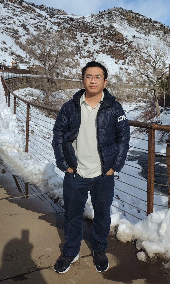 Anh Thuấn trong công viên ở Colorado tháng 12/2022. Ảnh: NVCC