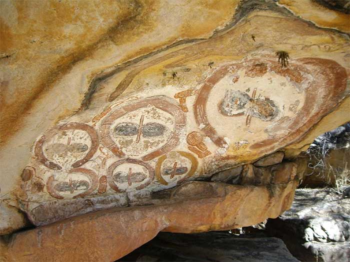 Nhiều người cho rằng, bức tranh nghệ thuật trên đá Wandjina mô tả người ngoài hành tinh.