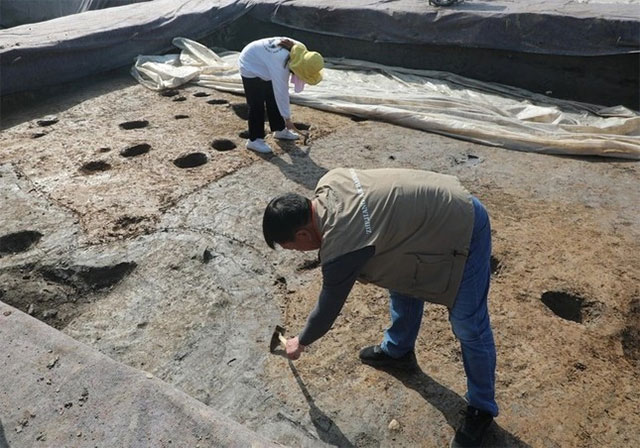 Các nhà khảo cổ Trung Quốc làm việc tại một khu di tích.