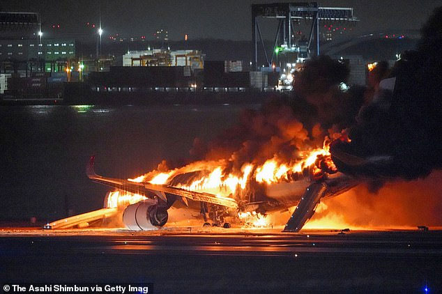 Ngọn lửa lớn bao trùm chiếc máy bay chở 379 người trên đường băng sân bay Haneda.