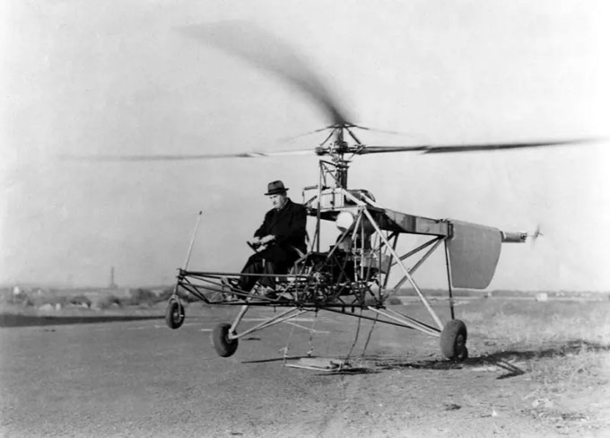  Chuyến bay thử đầu tiên của trực thăng VS-300 diễn ra vào năm 1939. 