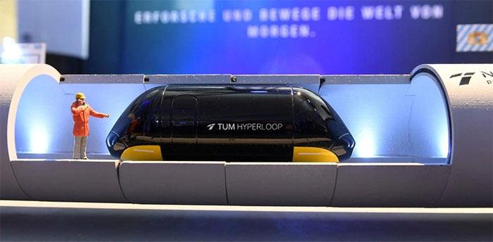 Mô hình hyperloop trưng bày tại khoa hàng không vũ trụ của Đại học Kỹ thuật TU